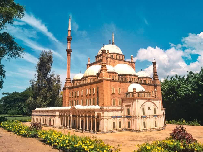 Công viên Hồi giáo này có các phiên bản nhỏ của 22 nhà thờ Hồi giáo nổi tiếng từ khắp nơi trên thế giới. Mặc dù chỉ là các mô hình nhỏ nhưng chúng đủ lớn để du khách có thể nhìn thấy rõ các chi tiết, thậm chí có thể đi vào bên trong để tham quan.

