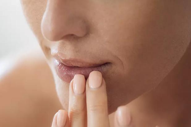 Đôi khi, màu sắc đôi môi cho thấy bạn cần quan tâm và chăm sóc chúng nhiều hơn.