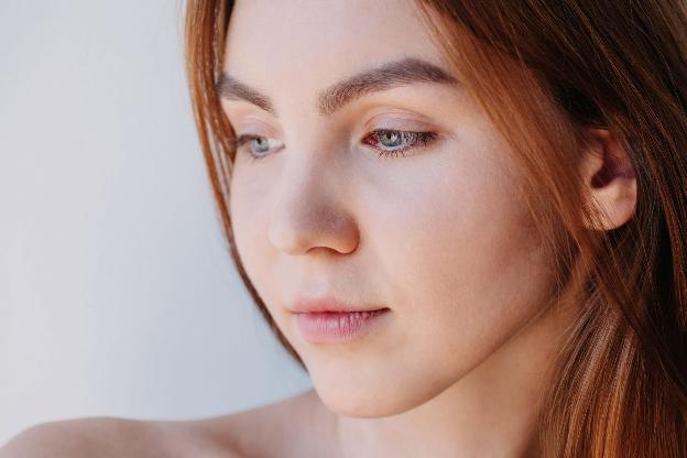 Chà xát hoặc dụi mắt quá nhiều cũng gây quầng thâm dưới mắt.