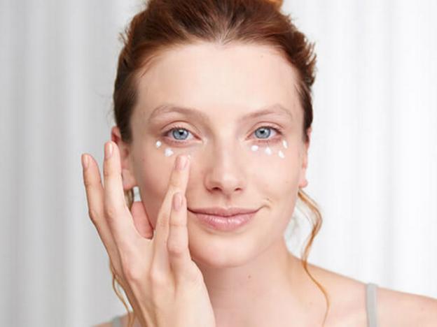 Sử dụng kem dưỡng thiết kế riêng cho vùng mắt cũng là một cách giúp giảm quầng thâm.