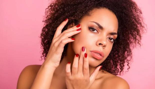 Tránh chạm vào mặt cũng là một cách hạn chế mụn đầu đen.