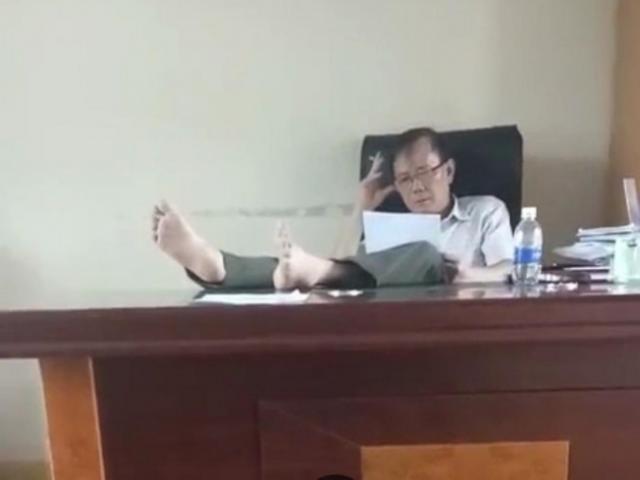 Tin tức trong ngày - Hạt trưởng kiểm lâm "có thói quen gác chân lên bàn làm việc" bị tạm đình chỉ công tác