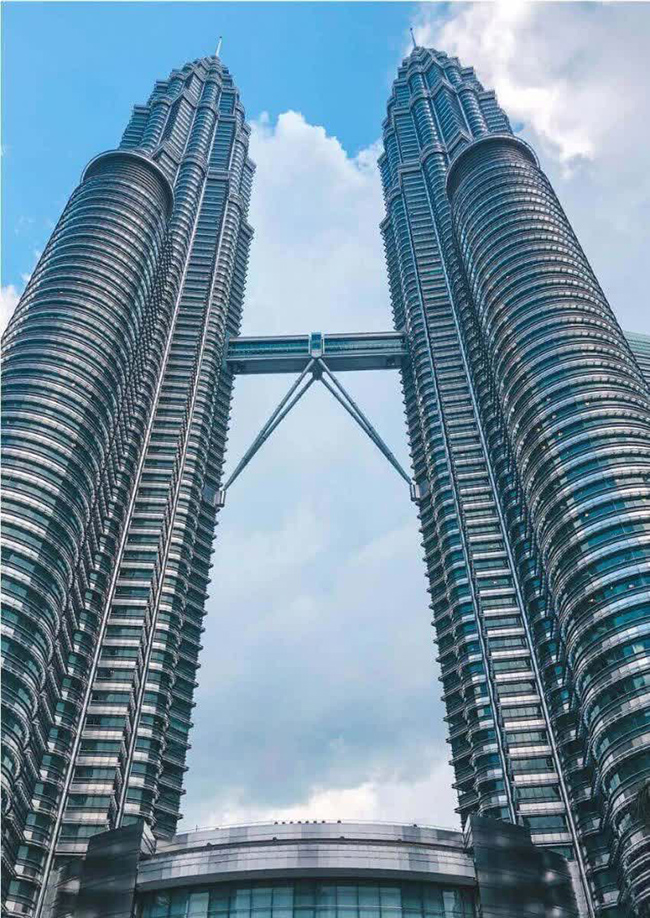 Tháp đôi Petronas: Đây là công trình mang tính biểu tượng nhất của thủ đô Kuala Lumpur. Cao 451,9m, tháp Petronas là cột mốc cao nhất trong thành phố. Nó cũng từng là tòa tháp đôi cao nhất trên toàn cầu cho đến khi bị tháp 101 của Đài Loan chiếm ngôi. 
