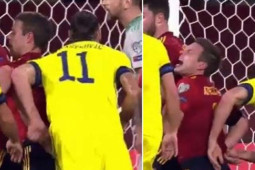 Ibrahimovic đánh lén cực xấu với Azpilicueta, bị trừng phạt đích đáng