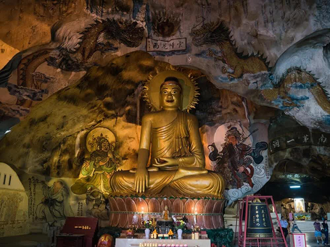 Đền hang động Perak: Vừa bước chân vào đền, du khách sẽ nhận thấy ngay bức tượng Phật đồ sộ cao 15m. Xung quanh bức tượng là những bức tranh tuyệt đẹp về các vị thần Phật giáo và các sinh vật thần thoại như rồng và phượng. Ngoài ra du khách có thể leo lên đỉnh của ngôi đền và ngắm nhìn toàn cảnh khu vực.

