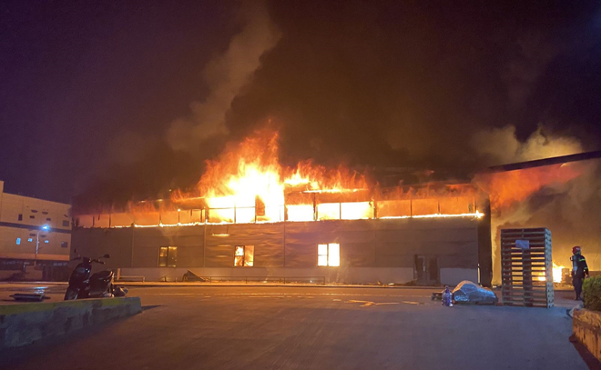 Ngọn lửa bùng lên dữ dội tại nhà kho của công ty sản xuất sàn nhựa tại KCN Quang Châu. Ảnh Công an tỉnh Bắc Giang.