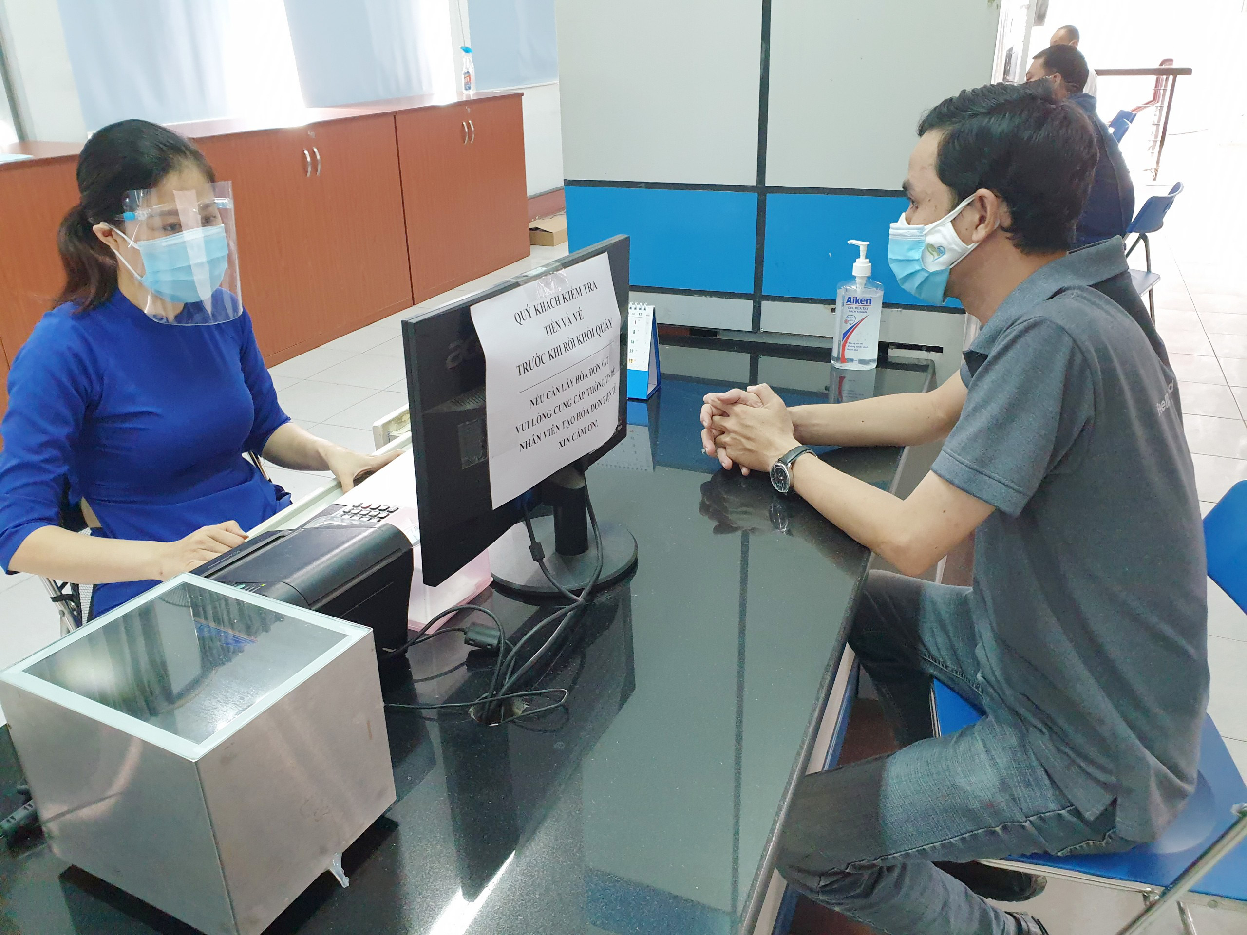 Sáng 15/11, ga Sài Gòn (quận 3, TP.HCM) mở bán vé tàu Tết Nguyên đán 2022 cho hành khách cá nhân mua và thanh toán trực tiếp tại quầy.&nbsp;