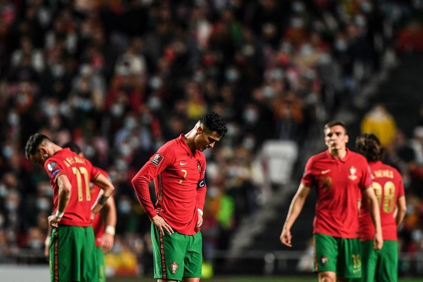 Cầu thủ Bồ Đào Nha cúi đầu sau trận thua ngược