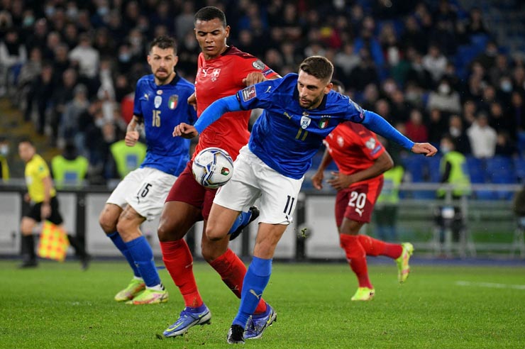 Italia (áo xanh thẫm) đối đầu với Bắc Ireland trong trận cầu nhiều rủi ro