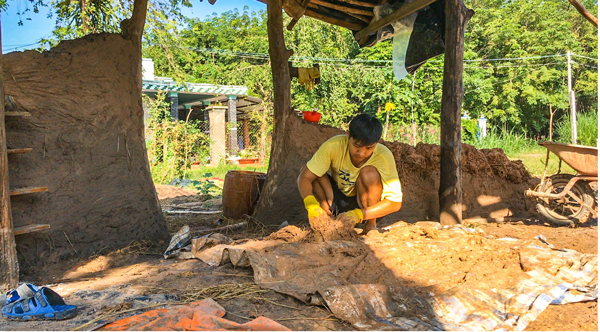 Vợ chồng anh Tân thử nghiệm nhiều để tìm ra công thức pha trộn đất phù hợp với khí hậu, thổ nhưỡng nơi anh chị sinh sống.