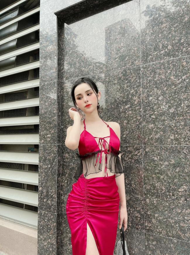 Cô theo đuổi phong cách thời trang gợi cảm và nữ tính.
