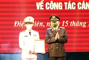 Đại tướng Tô Lâm (phải) trao quyết định bổ nhiệm Giám đốc CA tỉnh Điện Biên cho Đại tá Ngô Thanh Bình. Ảnh: Chinhphu.vn