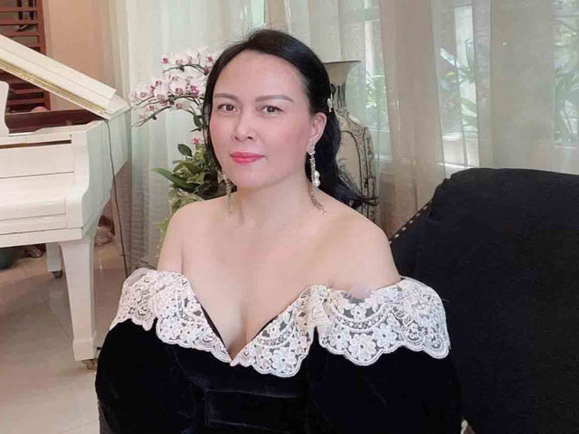 Thời trang - Phượng Chanel mặc suit gợi cảm khiến gái trẻ cũng khó bì kịp