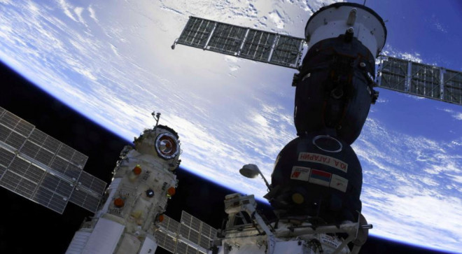 7 phi hành gia trên Trạm vũ trụ quốc tế buộc phải vào trú ẩn trong tàu vũ trụ Dragon và Soyuz do bất ngờ xuất hiện các mảnh vỡ nguy hiểm trong không gian. Ảnh: Reuters