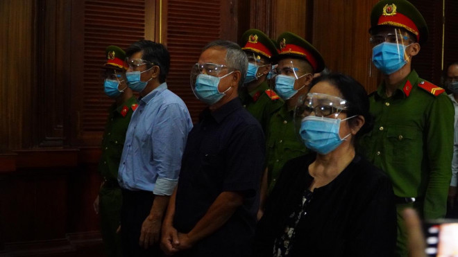 Bị cáo Nguyễn Thành Tài (ở giữa) và Dương Thị Bạch Diệp tại phòng xét xử sáng 16-11