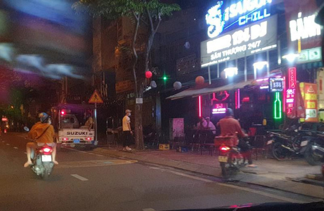 Lực lượng chức năng quận Gò Vấp kiểm tra công tác phòng chống dịch tại một số quán bia trên đường Phạm Văn Đồng. Ảnh: NY