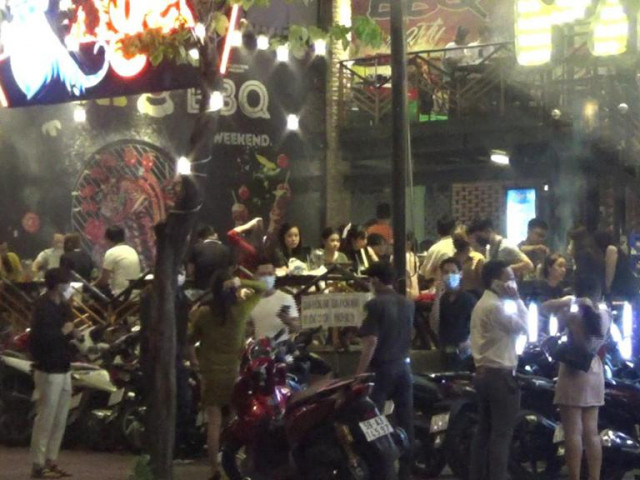 Tin tức trong ngày - Quán nhậu tràn lan phục vụ đồ uống có cồn dù chưa được phép