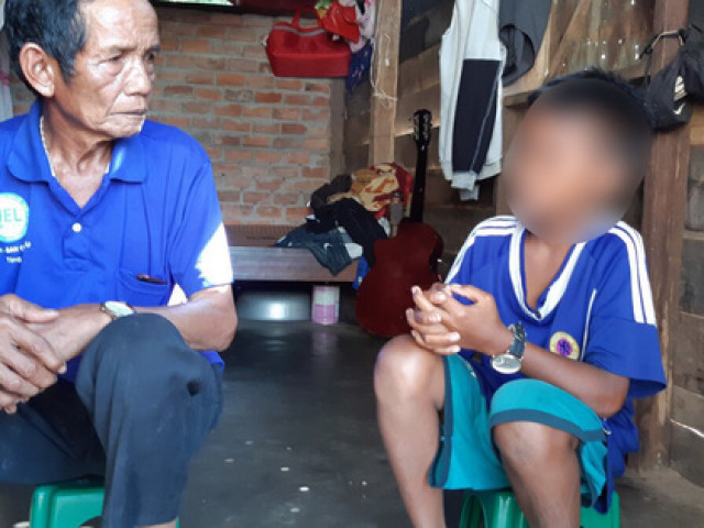 Tin tức trong ngày - Cách chức hiệu trưởng giữ học bạ của học trò nghèo không có tiền đóng quỹ