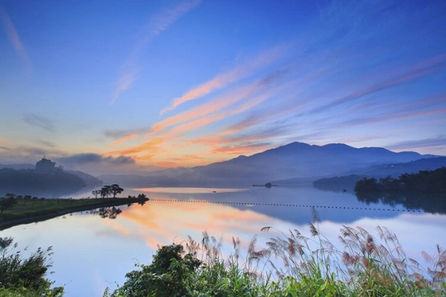 Hồ Nhật Nguyệt ở quận Nam Đầu là hồ tự nhiên lớn nhất của Đài Loan, du khách có thể dễ dàng tới ốc đảo xinh đẹp này bằng phương tiện công cộng. Bên cạnh cảnh quan thiên nhiên tuyệt đẹp, hồ Nhật Nguyệt còn thu hút du khách bởi các hoạt động như đạp xe quanh hồ, thăm những ngôi đền lâu đời, leo 280 bậc lên chùa Ci'en...
