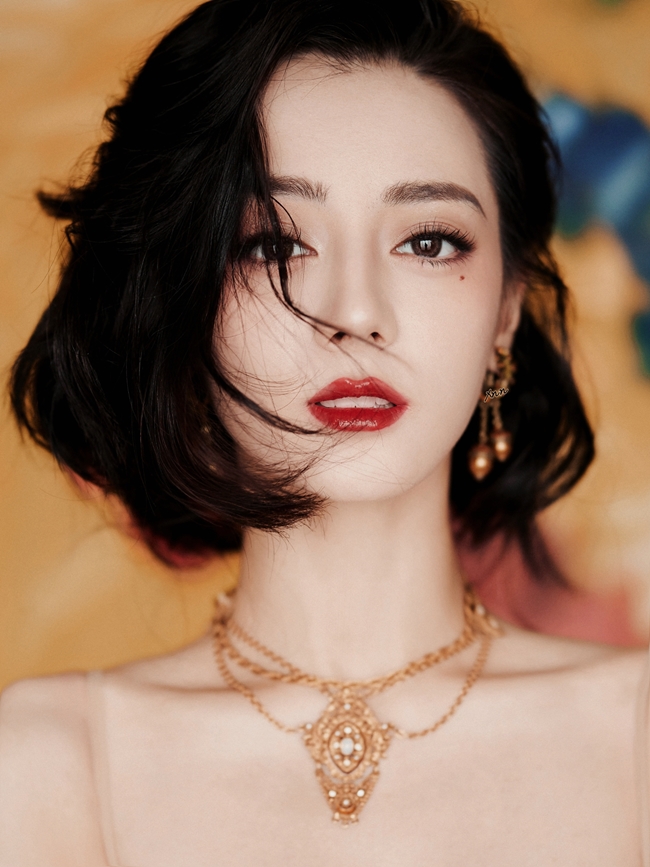 &#34;Mỹ nhân Tân Cương&#34; Địch Lệ Nhiệt Ba là người trẻ nhất thường được nhắc đến.

