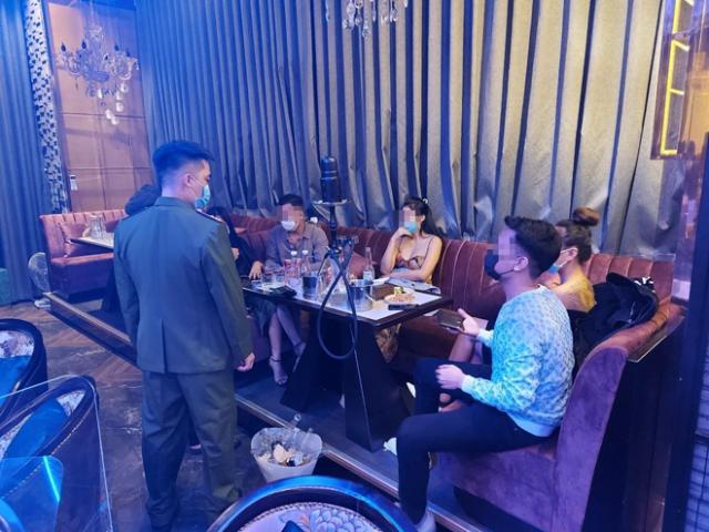 Pháp luật - Bí mật bên trong quán cà phê tiếp khách xuyên đêm gần bến xe Mỹ Đình