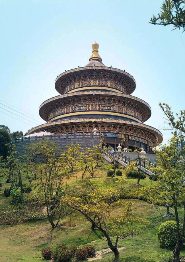 Đền Thiên Đường Baiyang ở quận Vụ Phong là một điểm tham quan thư giãn và là một trong số rất nhiều viên ngọc ẩn ở Vụ Phong. Với chiều cao 54m, ngôi đền hình mái vòm xinh đẹp này vượt qua cả Đền Thiên Đường Bắc Kinh, trở thành ngôi đền cao nhất thế giới. 
