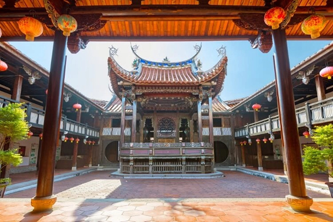 Dinh thự dòng họ Wufeng Lin ở quận Vụ Phong là một dinh thự lớn có kiến ​​trúc trang trí công phu cùng một khu vườn xinh đẹp, một sân khấu lớn ngoài trời và nhiều kho báu ấn tượng bên trong. 

