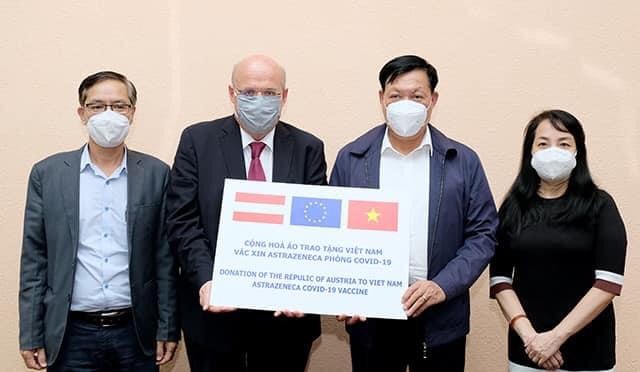 Thứ trưởng Bộ Y tế Đỗ Xuân Tuyên (thứ 2 từ phải sang)&nbsp;đã đại diện Bộ Y tế tiếp nhận 500.000 liều vắc-xin phòng COVID-19 AstraZeneca của Cộng hòa Áo tặng Việt Nam.