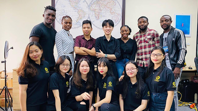 CEO Trọng Quý cùng Hoàng và nhân viên gặp mặt các đối tác