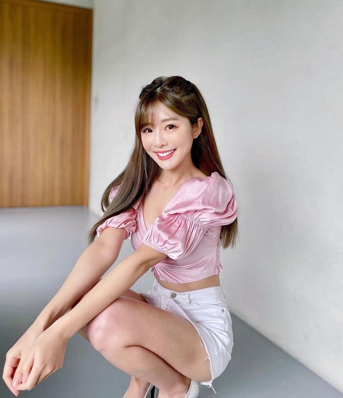 Ở ngoài đời, cô chuộng diện trang phục tôn dáng, dễ mặc, dễ phối, chẳng hạn như chân váy ngắn, quần hot pants, áo croptop,...