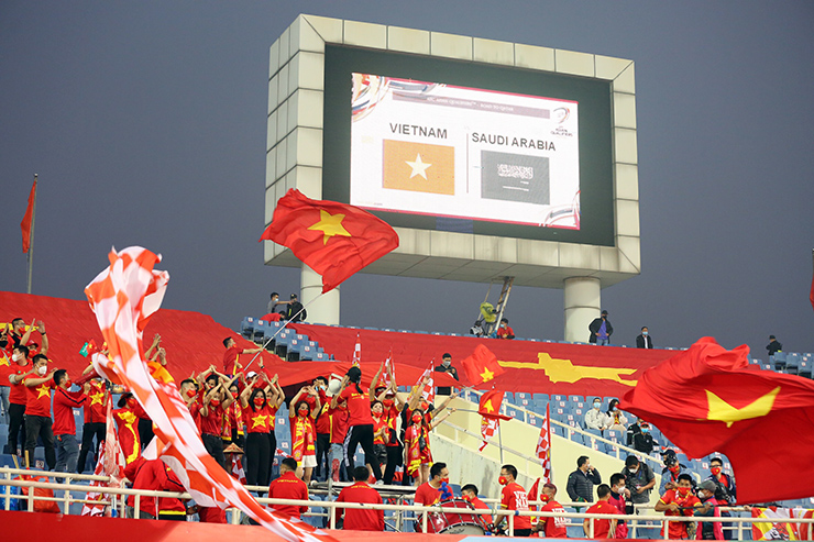 Đông đảo người hâm mộ bóng đá Việt Nam có mặt trên sân vận động Mỹ Đình từ rất sớm để chờ "tiếp lửa" ĐT Việt Nam trong cuộc so tài với "ông lớn" Saudi Arabia tối ngày 16/11.