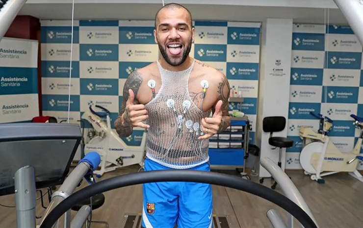 Alves vượt qua buổi kiểm tra y tế bắt buộc tại Barca