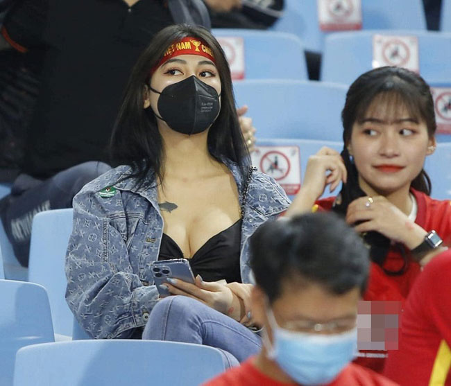 Hình ảnh một cô gái ngồi trên khán đài sân vận động Mỹ Đình cổ vũ đội tuyển Việt Nam đấu Nhật Bản (vòng loại World Cup 2022) tối 11/11 vừa qua thu hút sự quan tâm đặc biệt của dân mạng. 
