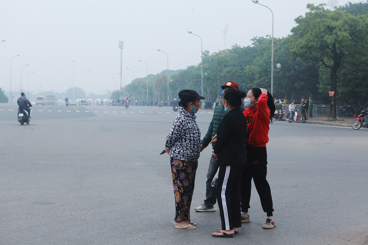 Phe vé ế ẩm, giá vé giảm sâu vẫn ít người mua do ĐT Việt Nam chưa giành được điểm nào, cộng với việc đến sân xem bóng đá phải thực hiện nhiều thủ tục nên người hâm mộ ngại đến sân.