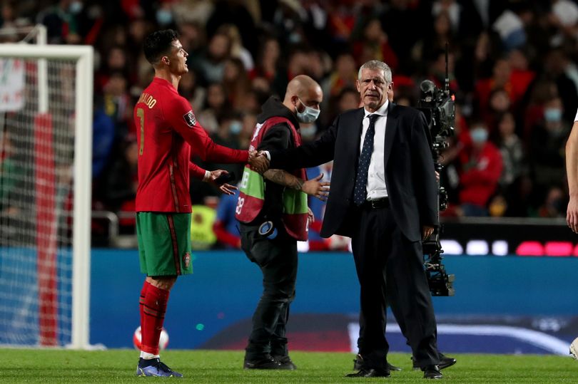 Ronaldo không hài lòng với HLV Santos sau trận thua Serbia