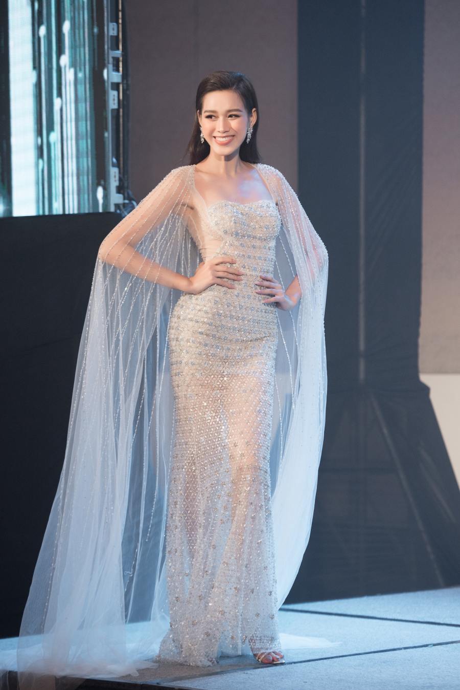 Hoa hậu Đỗ Thị Hà khoe sắc vóc quyến rũ, nhận sash thi đấu quốc tế từ Lương Thuỳ Linh