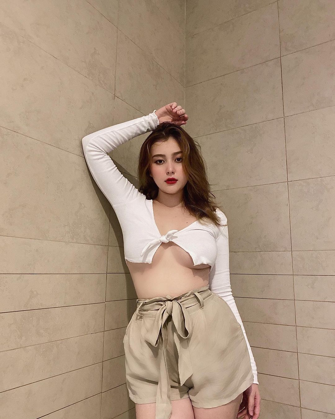 Nữ sinh lai Việt-Mỹ hot nhất Sài thành chuộng mặc crop top