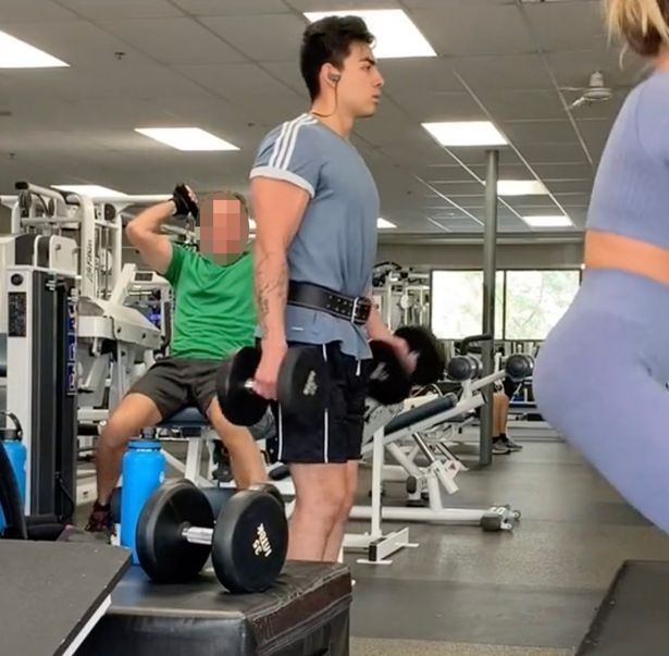 Việc nhìn chằm chằm vẫn tiếp tục ngay cả sau khi chồng của Heidi đứng chặn tầm nhìn của người đàn ông 