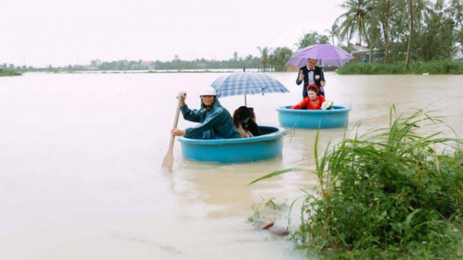 Chú rể "dùng thúng" rước dâu về nhà sau nhiều lần hoãn cưới - 3