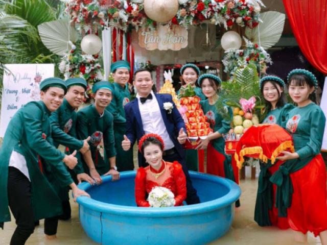Bạn trẻ - Cuộc sống - Chú rể đón cô dâu bằng thuyền thúng sau nhiều lần hoãn cưới