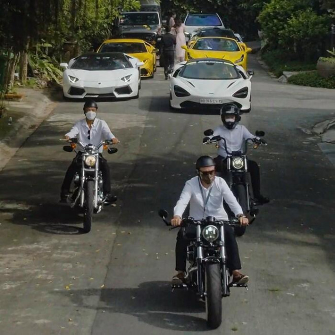 Dàn mô tô phân khối lớn cùng những siêu xe có giá trị từ vài tỷ đến hàng chục tỷ đồng dẫn đoàn trên đường đi.