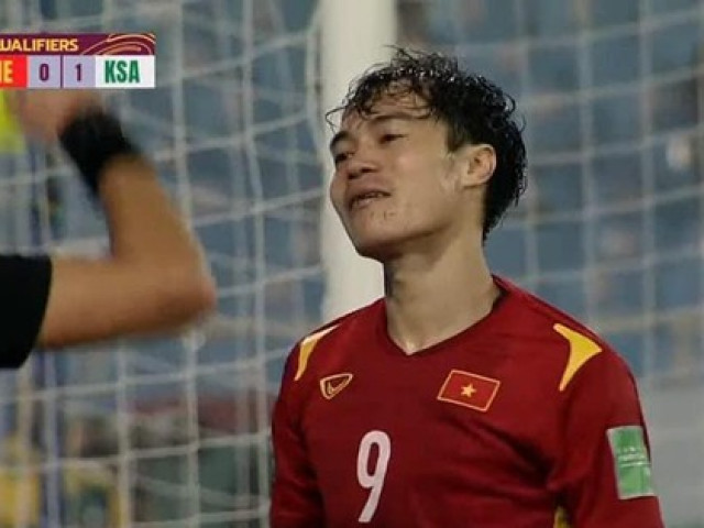 Bạn trẻ - Cuộc sống - Văn Toàn chia sẻ khoảnh khắc buồn bã vì nhận thẻ vàng, ai ngờ bị Quang Hải "cà khịa" cực hài