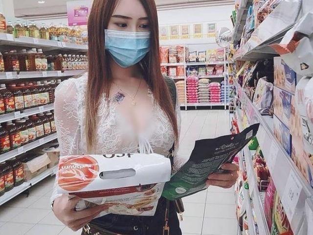 Thời trang - Cô gái thu hút sự chú ý vì trang phục đi siêu thị