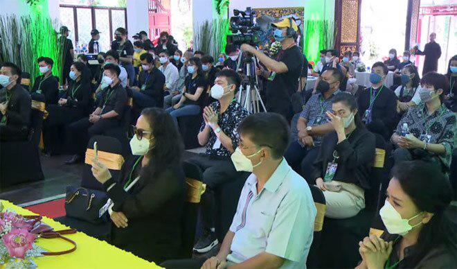 Phước Sang (hàng đầu, áo trắng) có mặt trong lễ cúng 49 ngày của cố ca sĩ Phi Nhung tại chùa Pháp Vân, TP. HCM