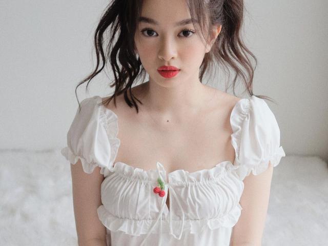 Thời trang - Mỹ nhân "Em chưa 18" mặc như búp bê nhưng vẫn "hack" dáng tuyệt đối