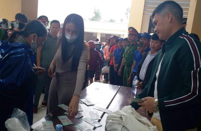 Vợ chồng ca sĩ Thủy Tiên-Công Vinh trao tiền hỗ trợ cho người dân bị ảnh hưởng lũ lụt tại tỉnh Quảng Trị vào cuối năm 2020