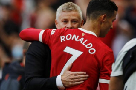 HLV Solskjaer & Ronaldo trở lại MU, dọa “bắt nạt” kẻ sa cơ ở Ngoại hạng Anh