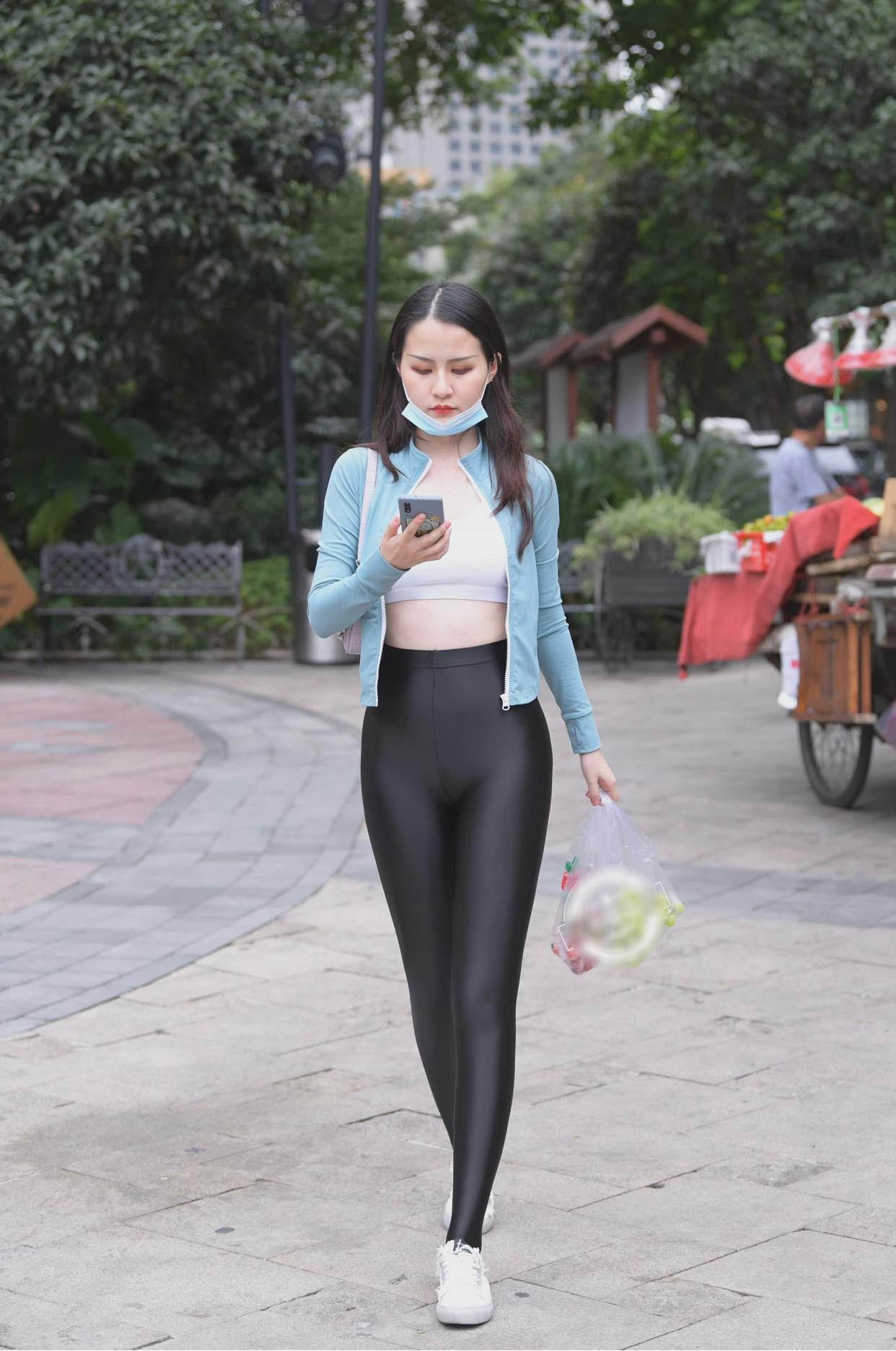 Người Đẹp Trung Quốc Nổi Bật Giữa Phố Vì Mặc Quần Legging Như Vẽ Lên Thân