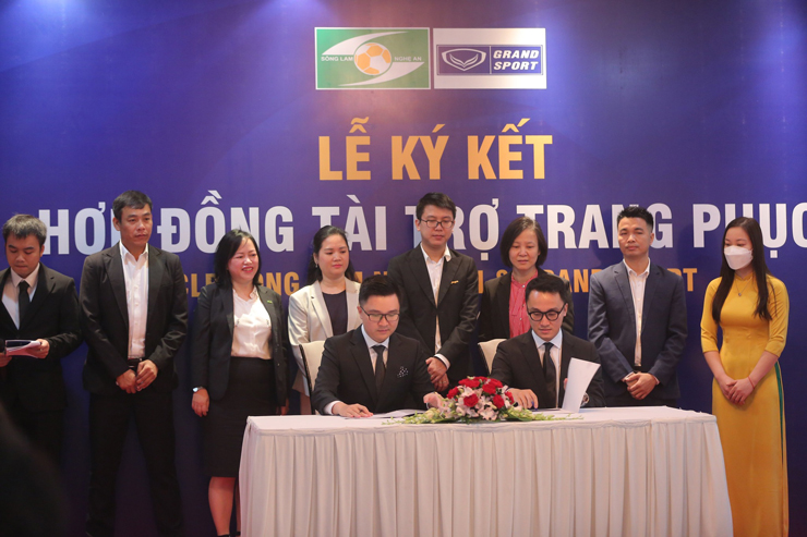 Lễ kí kết trang phục thi đấu giữa nhà tài trợ và CLB SLNA diễn ra tốt đẹp vào sáng 17/11 tại Hà Nội