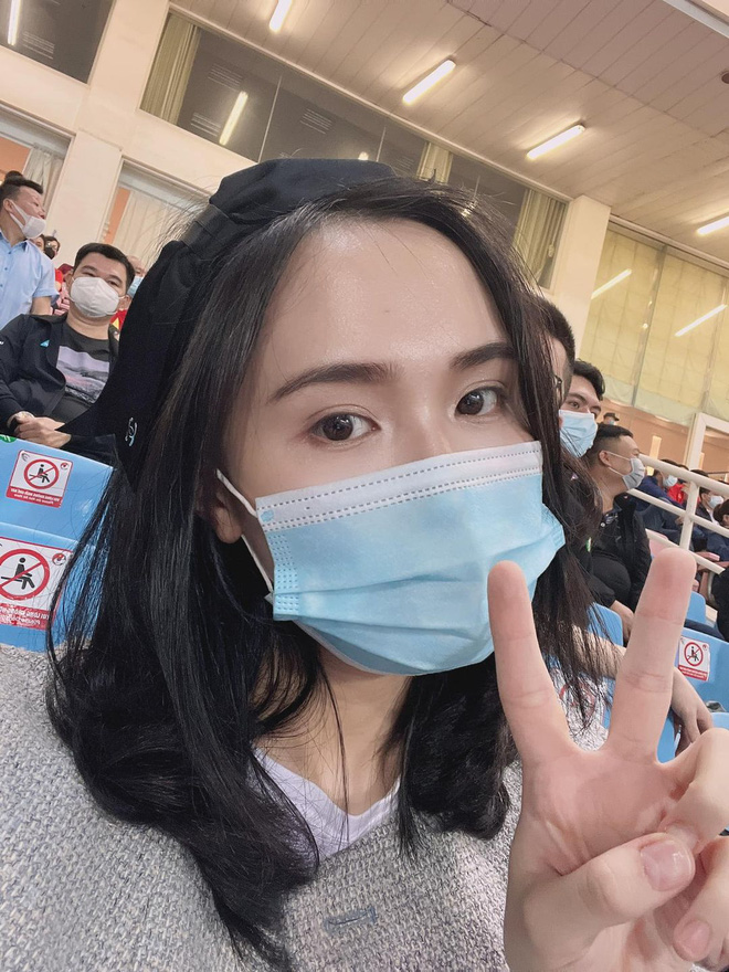 Quỳnh Anh xinh đẹp "check in" tại sân vận động Mỹ Đình.